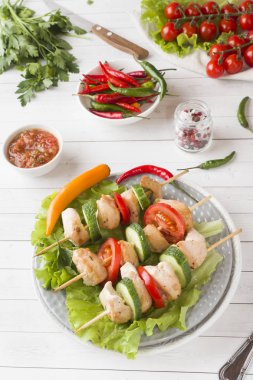 Geleneksel hindi tavuk kebap eti domates, salatalık ve bir plaka üzerinde taze otlar ile