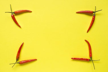 Parlak sarı zemin üzerine kırmızı biber biber bakla.