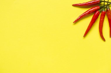 Parlak sarı zemin üzerine kırmızı biber biber bakla.