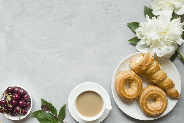 Marco Crema Pasteles Cereza Flores Peonía Taza Copiar Espacio — Foto de Stock