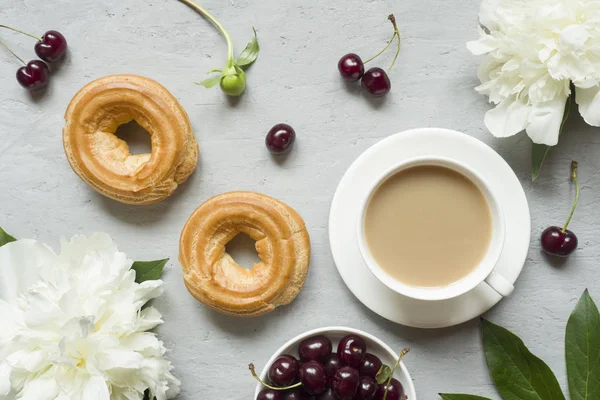 Marco Crema Pasteles Cereza Flores Peonía Taza — Foto de Stock