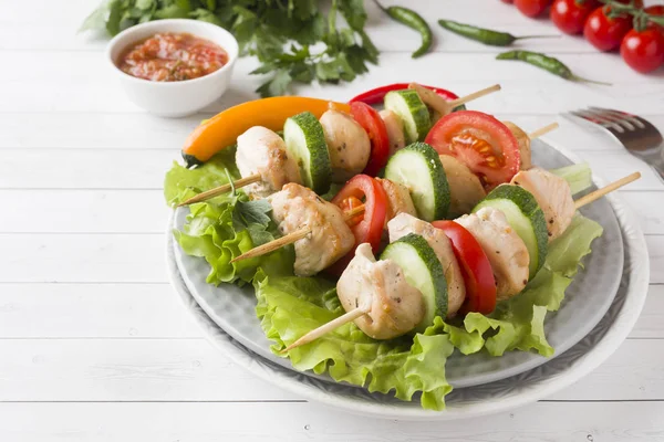 Viande Traditionnelle Poulet Kebab Dinde Avec Tomates Concombre Herbes Fraîches — Photo