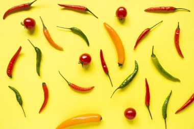 Çeşitli biber domates kiraz sarı parlak zemin üzerine.
