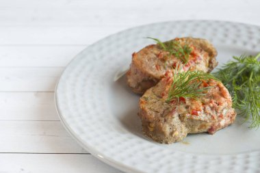 Masanın üzerine taze sebze ile pişmiş et lezzetli parçalarını.