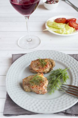 Masanın üzerine taze sebze ile pişmiş et lezzetli parçalarını.