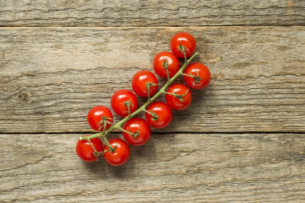Ahşap rustik kopya alan arka plan üzerinde dal kiraz domates.
