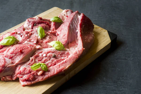 Trozo Carne Res Cruda Roja Sobre Tabla Cortar Madera Fondo — Foto de Stock