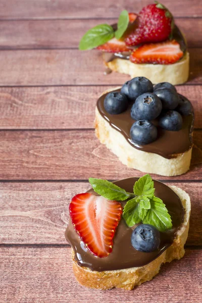 Çikolatalı hamur ve çilek yaban mersini nane masada ekmek tost. Kopya alanı