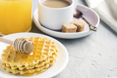 Sağlıklı kahvaltı kahve suyu çerezleri muz gri beton zemin üzerine tatlım..