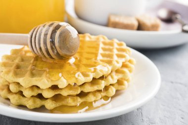 Sağlıklı kahvaltı kahve suyu çerezleri muz gri beton zemin üzerine tatlım..