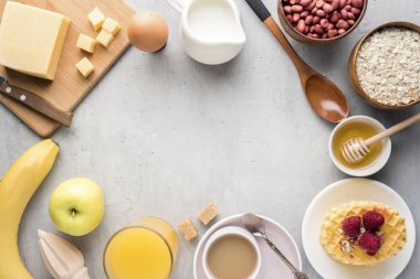 Sağlıklı kahvaltı peynir suyu kahve tatlım fıstık yumurta bisküvi waffle tahıl yulaf ezmesi elma muz. Seçici odak. Üstten Görünüm. Düz pozisyon.