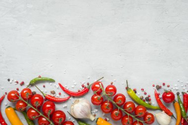 bir dal sarımsak ve diğer baharatlar chili biber kiraz domates karışımı. kopya alanı.