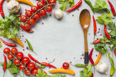 bir dal sarımsak ve diğer baharatlar chili biber kiraz domates karışımı. kopya alanı.