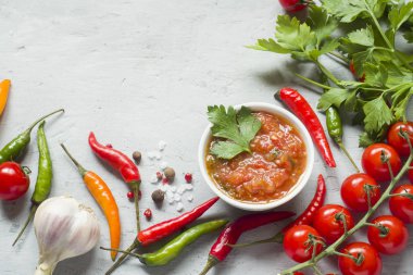 Sos, ketçap, Lecho plaka. Biber domates sarımsak ve diğer baharatlar siyah arka plan üzerine.