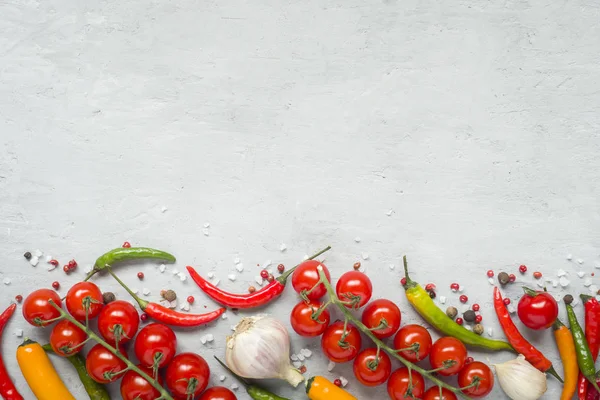 bir dal sarımsak ve diğer baharatlar chili biber kiraz domates karışımı. kopya alanı.