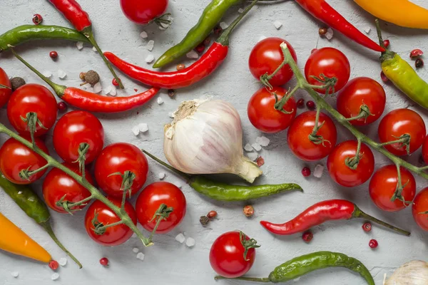 bir dal sarımsak ve diğer baharatlar chili biber kiraz domates karışımı. kopya alanı.