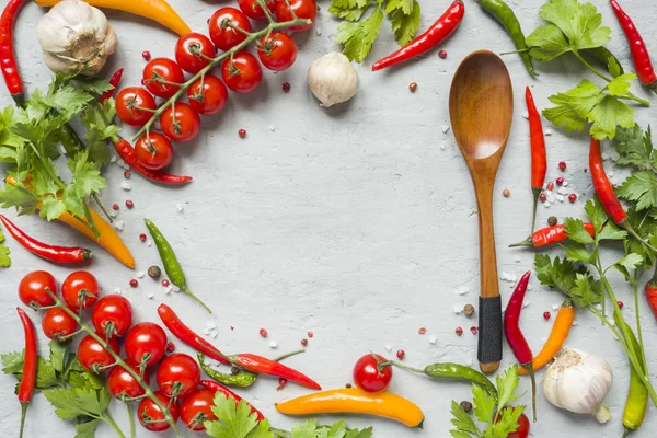 bir dal sarımsak ve diğer baharatlar chili biber kiraz domates karışımı. kopya alanı.