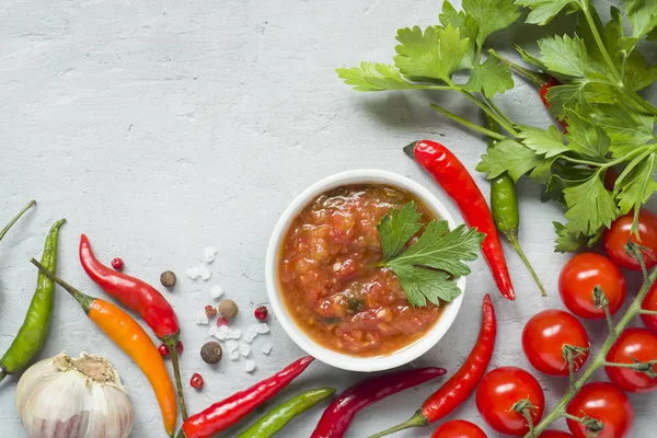 Sos, ketçap, Lecho plaka. Biber domates sarımsak ve diğer baharatlar siyah arka plan üzerine.