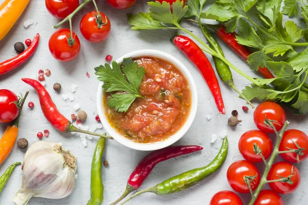 Sos, ketçap, Lecho plaka. Biber domates sarımsak ve diğer baharatlar siyah arka plan üzerine.