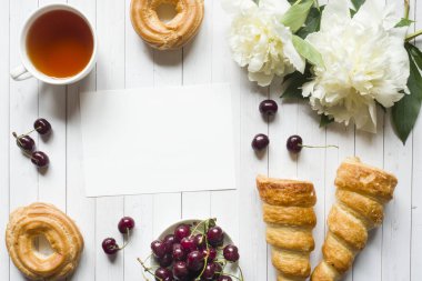 Çerçeve muhallebi kiraz şakayık çiçekleri pastalar. Kopya alanı