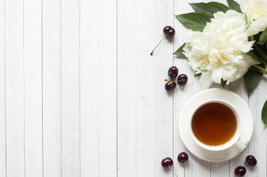 Çerçeve muhallebi kiraz şakayık çiçekleri pastalar. Kopya alanı