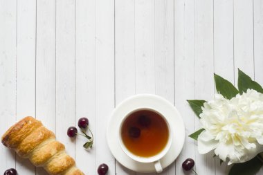 Çerçeve muhallebi kiraz şakayık çiçekleri pastalar. Kopya alanı