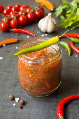 Sosu ketçap, Lecho cam. Biber kiraz domates sarımsak ve diğer baharatlar siyah arka plan üzerine.