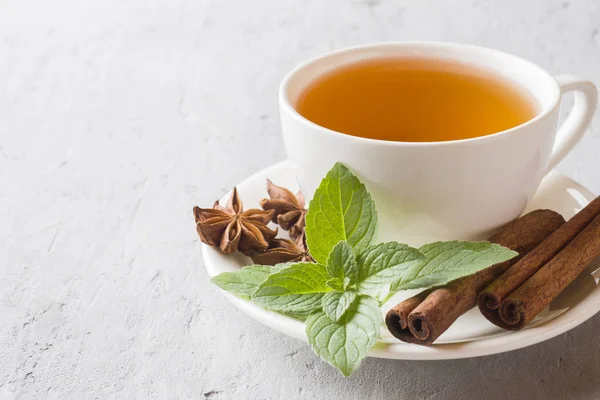 Tasse Tee Mit Frischen Minzblättern Und Zimtsternanis Auf Grauem Betongrund — Stockfoto