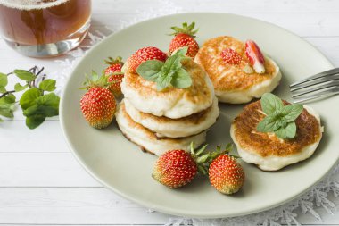 Lor krep çilek ve nane bir plaka üzerinde.