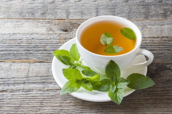 Tazza Con Foglie Menta Fresca Sfondo Legno Copia Spazio — Foto Stock