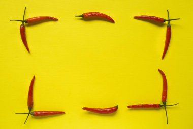 Parlak sarı zemin üzerine kırmızı biber biber bakla.