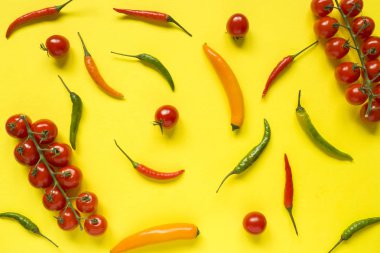 Çeşitli biber domates kiraz sarı parlak zemin üzerine.