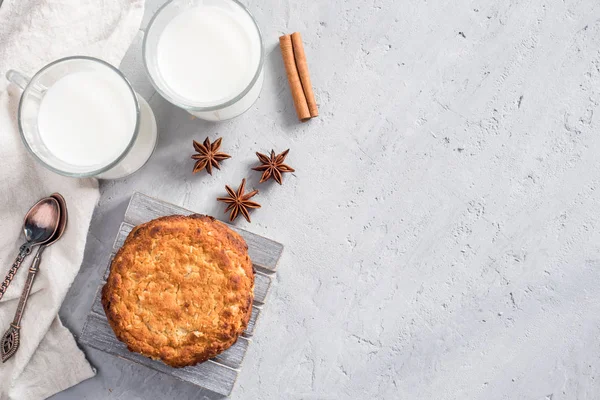 Galletas Frescas Sanas Leche Avena Con Cereales Sobre Fondo Hormigón — Foto de Stock