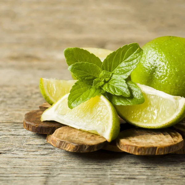 Sommaren Uppfriskande Drycker Saft Eller Cocktail Mojito Med Lime Färsk — Stockfoto