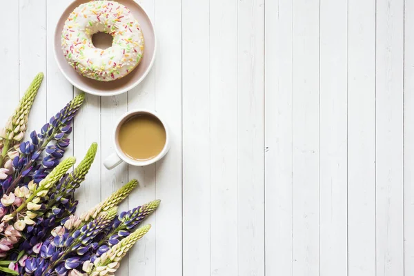 Bodegón Con Una Taza Café Flores Altramuz Una Mesa Madera — Foto de Stock