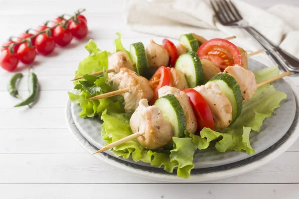 Kebab Frango Tradicional Espetos Madeira Com Tomates Pepinos Ervas Frescas — Fotografia de Stock