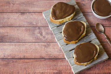 Çikolata peynirli ekmeği baget ahşap bir stand üzerine yapıştırın. Kopya girintili