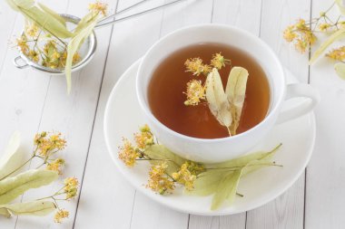 Çay ıhlamur çiçek hafif bir tablo ile.