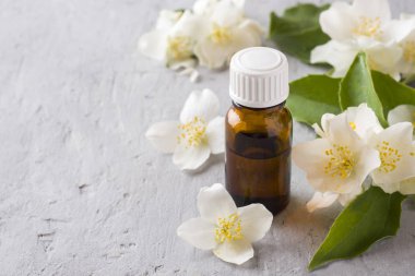 Yasemin yağı. Aromaterapi ile yasemin yağı. Yasemin çiçekleri.
