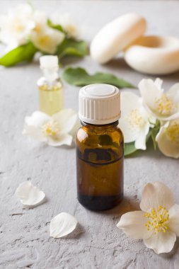 Yasemin yağı. Aromaterapi ile yasemin yağı ve sabun. Yasemin çiçeği.