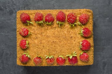 Karanlık bir arka plan üzerinde çilek pasta tatlım. Üstten görünüm. Metin için yer.