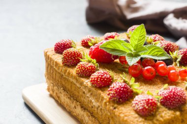 Tatlım kek çilek, nane ve kuş üzümü.