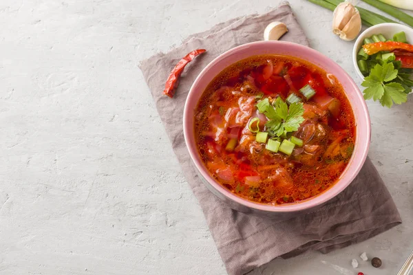 Borschtsch Rübensuppe Einer Holzschüssel Mit Frischen Kräutern Auf Hellem Hintergrund — Stockfoto