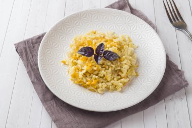 Geleneksel pilav, sebze ve taze fesleğen ahşap masa lambası tabağa pilav