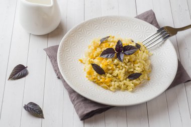Geleneksel pilav, sebze ve taze fesleğen ahşap masa lambası tabağa pilav
