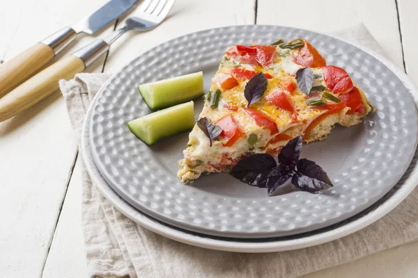 Omelet Che Serve Con Verdure Piatto Tavolo Legno Bianco — Foto Stock