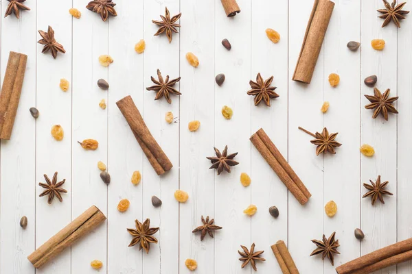 Fondo Palitos Canela Anís Estrellado Nueces Pasas Sobre Mesa Madera —  Fotos de Stock