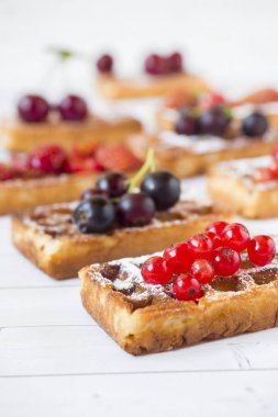 Ev yapımı gözleme yaz meyveleri üzerinde masa lambası ile. Seçici odak.