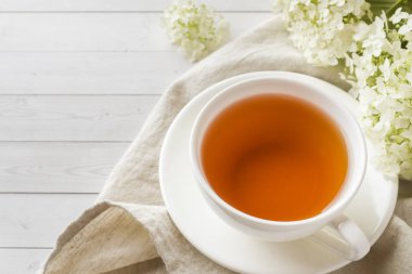 Çiçek ile tabloda çay fincan. Sabah rahat kahvaltı.