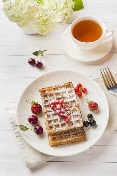 Hausgemachte Waffeln Mit Sommerbeeren Auf Einem Teller Eine Tasse Tee — Stockfoto